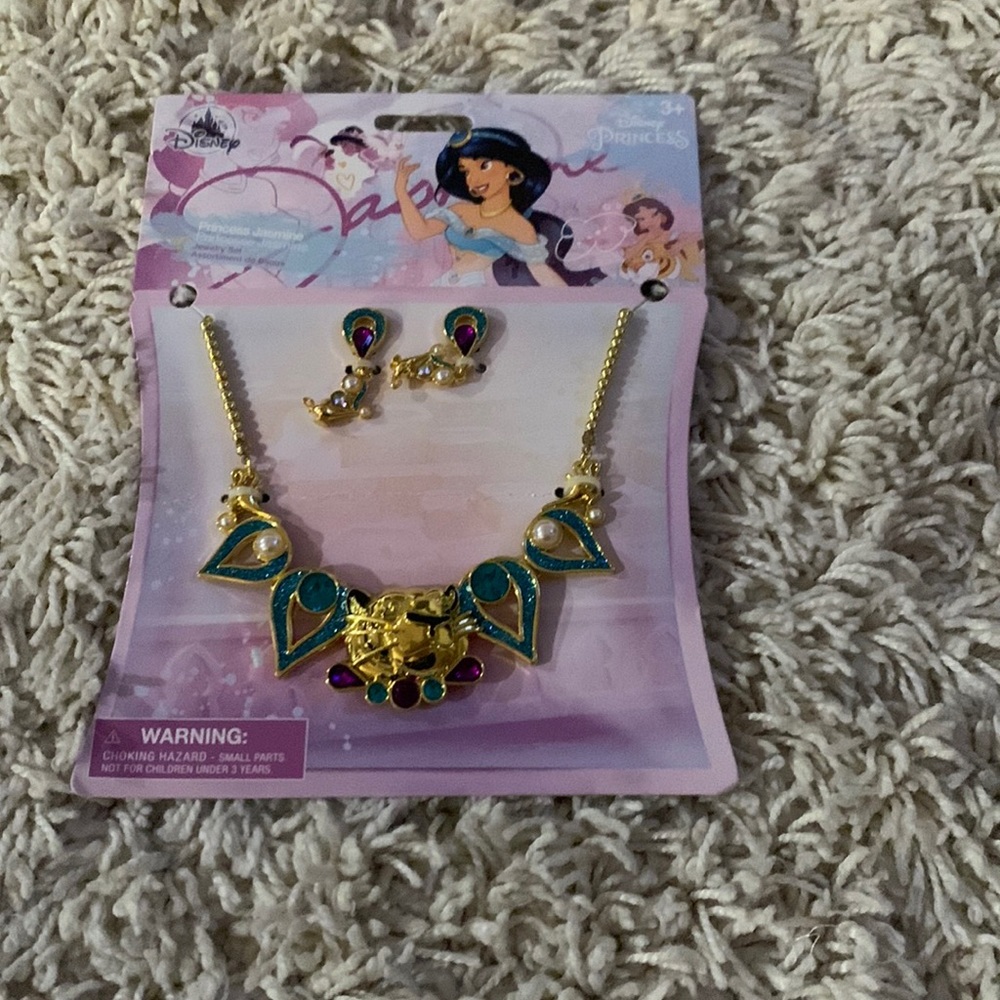 NWT Jasmine Necklace and earrings set